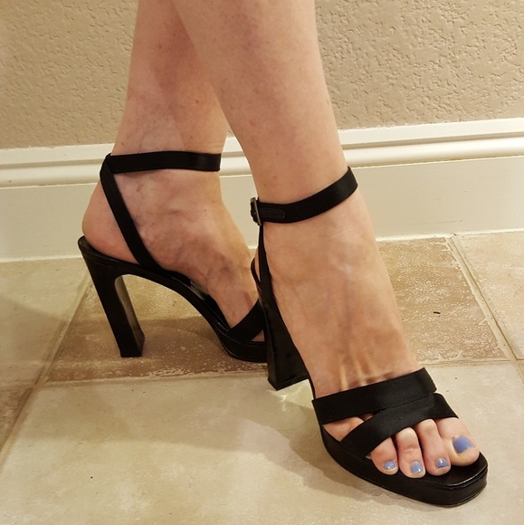 🖤STUART WEITZMAN HEELS🖤 - Picture 3 of 6